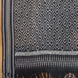 Traditional Ikat Sekomandi - Totandung Marilotong (124cm x 192cm) Traditional Ikat Sekomandi - Totandung Marilotong (124cm x 192cm)