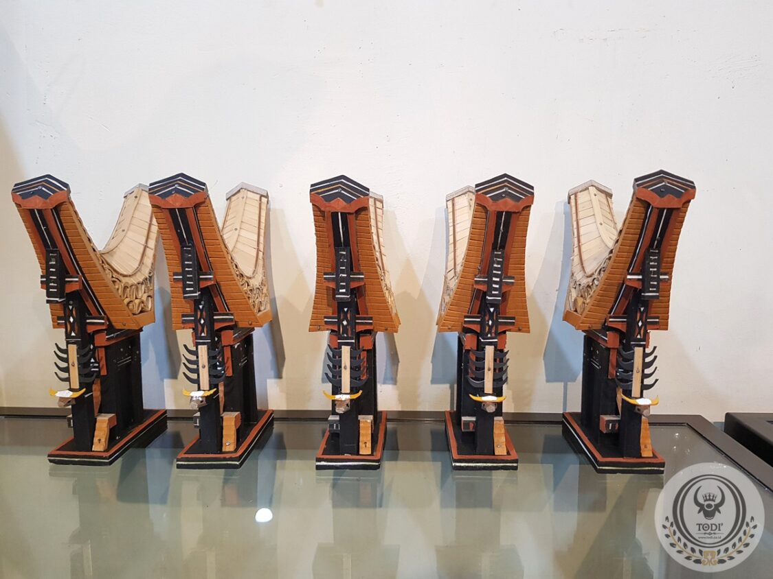 Miniatur Rumah Tongkonan Toraja Kecil (Tinggi 20cm) (4) Miniatur Rumah Tongkonan Toraja Kecil (Tinggi 20cm) (4)