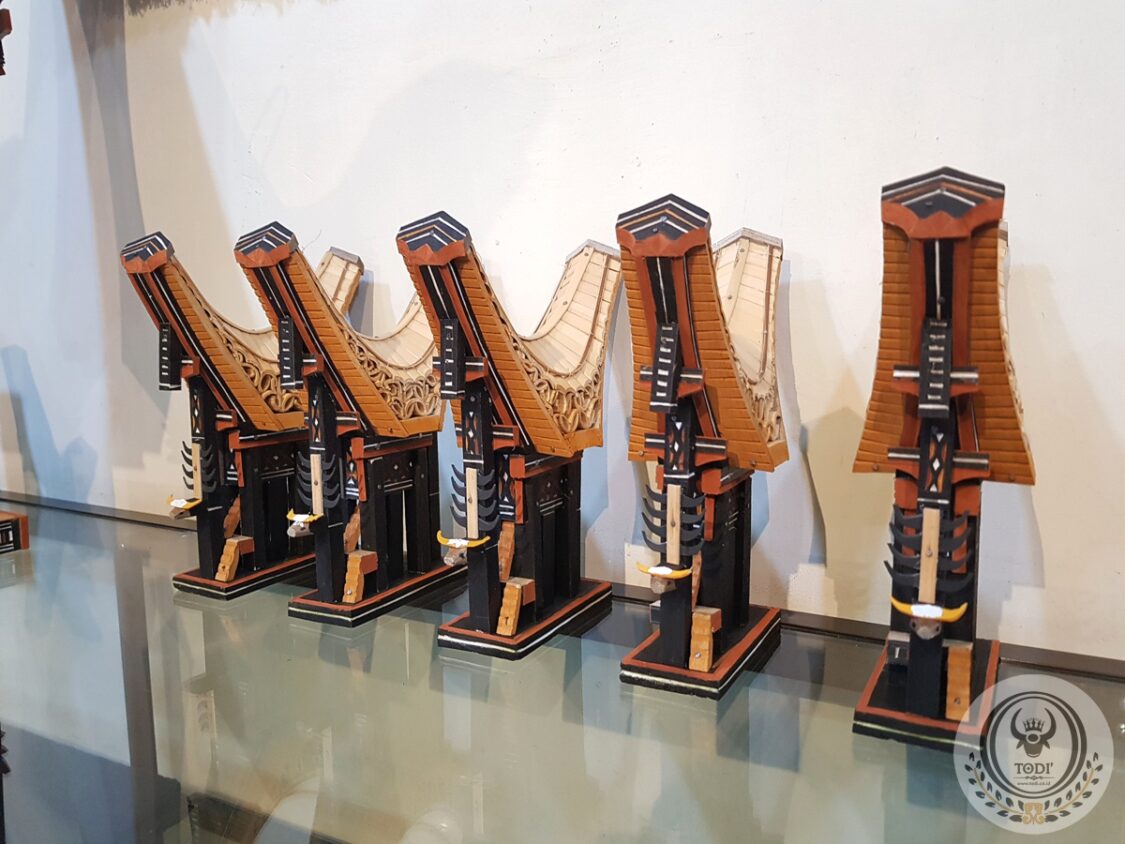 Miniatur Rumah Tongkonan Toraja Kecil (Tinggi 20cm) (5) Miniatur Rumah Tongkonan Toraja Kecil (Tinggi 20cm) (5)