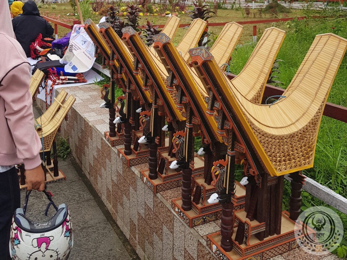 Large Toraja Tongkonan House (Height 80cm) (4) Large Toraja Tongkonan House (Height 80cm)