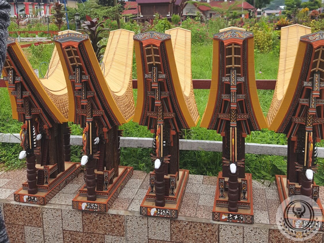 Large Toraja Tongkonan House (Height 80cm) Large Toraja Tongkonan House (Height 80cm)