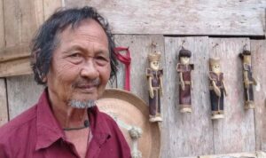 Yohanes Korang, the only buffalo bone craftsman in Toraja (Photo: tribunnews.com)