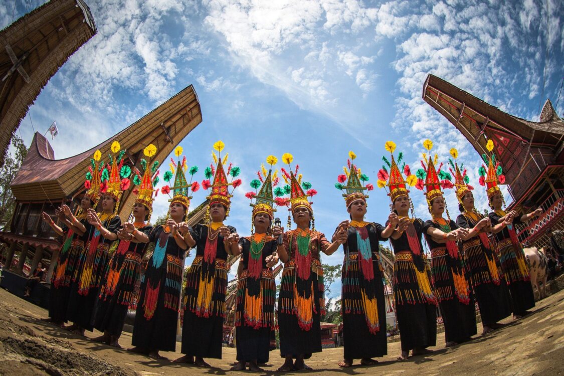 Toraja Ritual Tari Ma’katia: Tarian Tradisional dalam Ritual Kematian Orang Toraja ...