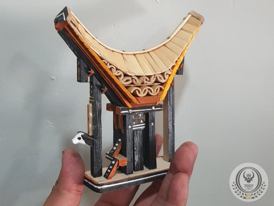 Miniatur Rumah Tongkonan Toraja Paling Kecil (Tinggi 12cm)