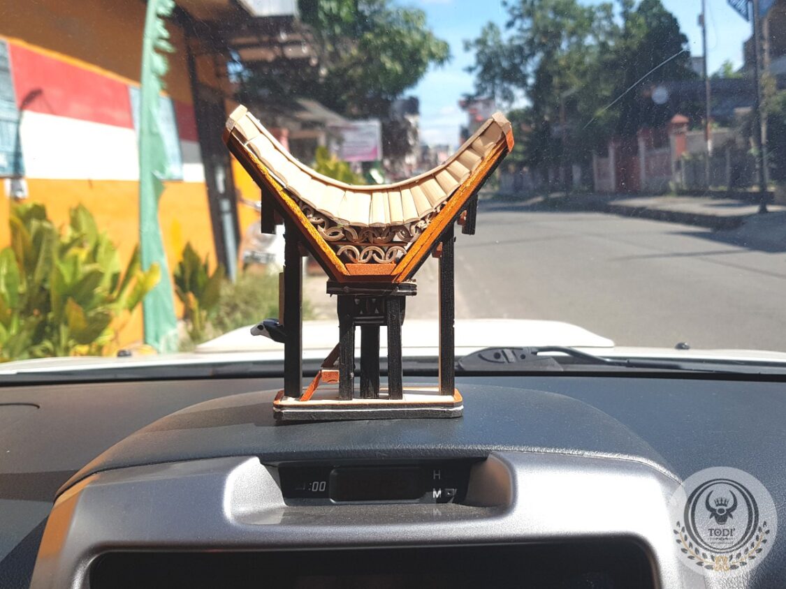 Miniatur Rumah Tongkonan Toraja Paling Kecil (Tinggi 12cm) (3) Miniatur Rumah Tongkonan Toraja Paling Kecil (Tinggi 12cm) (3)