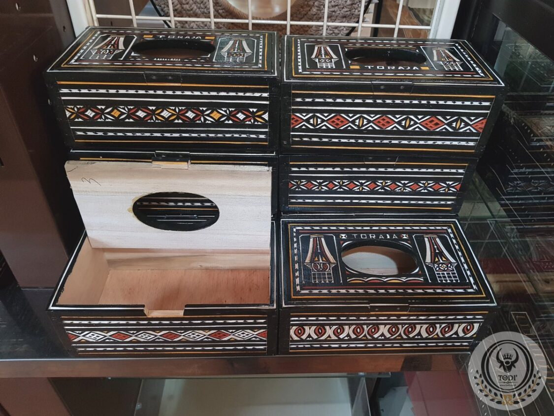 Toraja Wood Tissue Box Carving