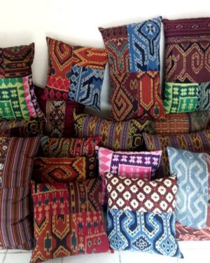 Sarung Bantal Tenun Ikat Tradisional