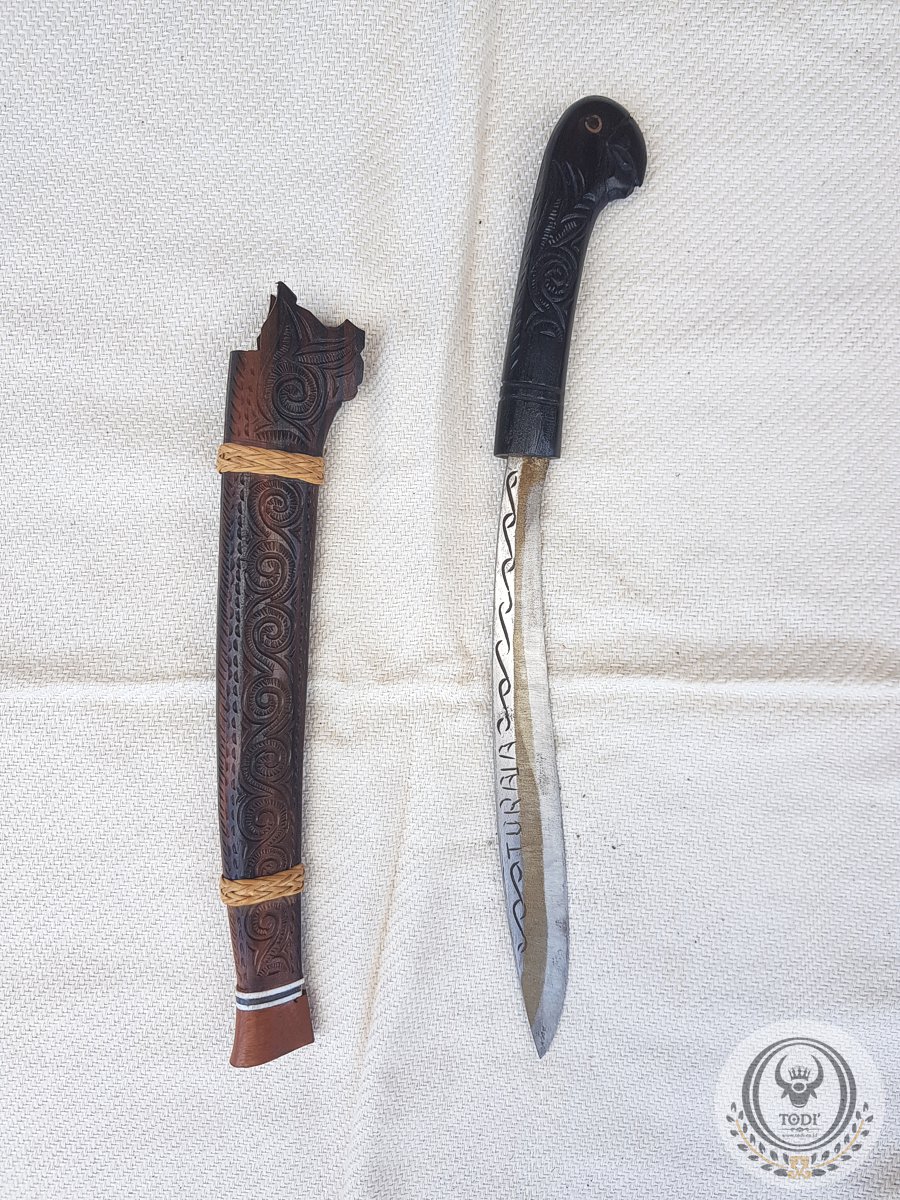 Toraja Knife (Kawali Toraja) - Parrot-Motif Horn Handle & Ebony Wood Sheath Toraja Knife (Kawali Toraja) - Parrot-Motif Horn Handle & Ebony Wood Sheath