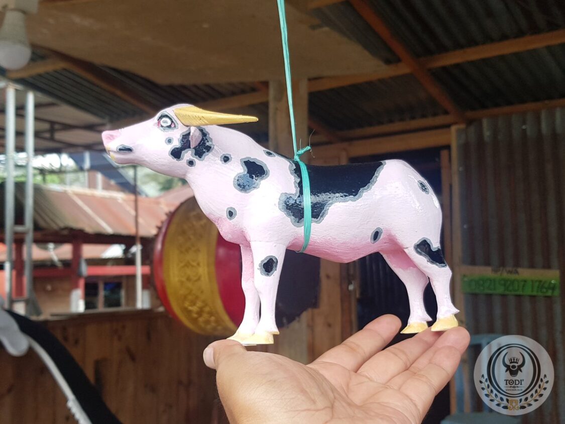 Miniature Toraja Albino Buffalo (Saleko) Statue (20cm) Miniature Toraja Albino Buffalo (Saleko) Statue (20cm)
