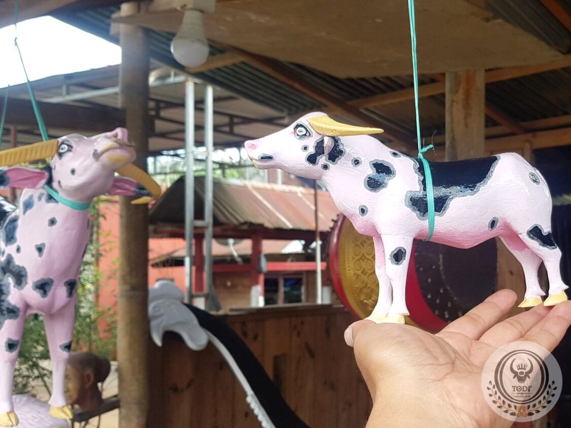 Miniature Toraja Albino Buffalo (Saleko) Statue (20cm) Miniature Toraja Albino Buffalo (Saleko) Statue (20cm)