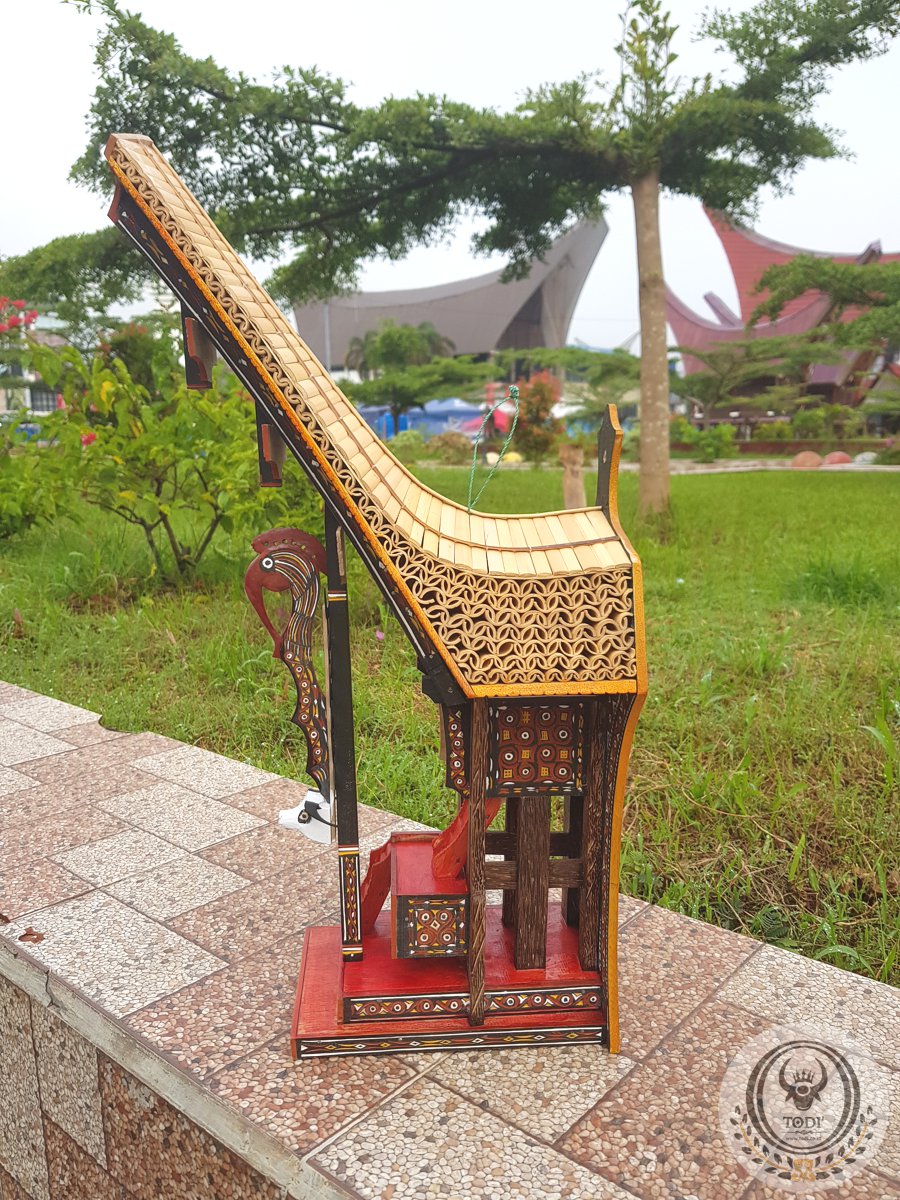 Miniatur Rumah Tongkonan Toraja - Gantungan Dinding (Tinggi 45cm) (2) Miniatur Rumah Tongkonan Toraja - Gantungan Dinding (Tinggi 45cm) (2)