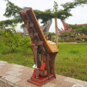 Miniatur Rumah Tongkonan Toraja - Gantungan Dinding (Tinggi 45cm) (5) Miniatur Rumah Tongkonan Toraja - Gantungan Dinding (Tinggi 45cm) (5)