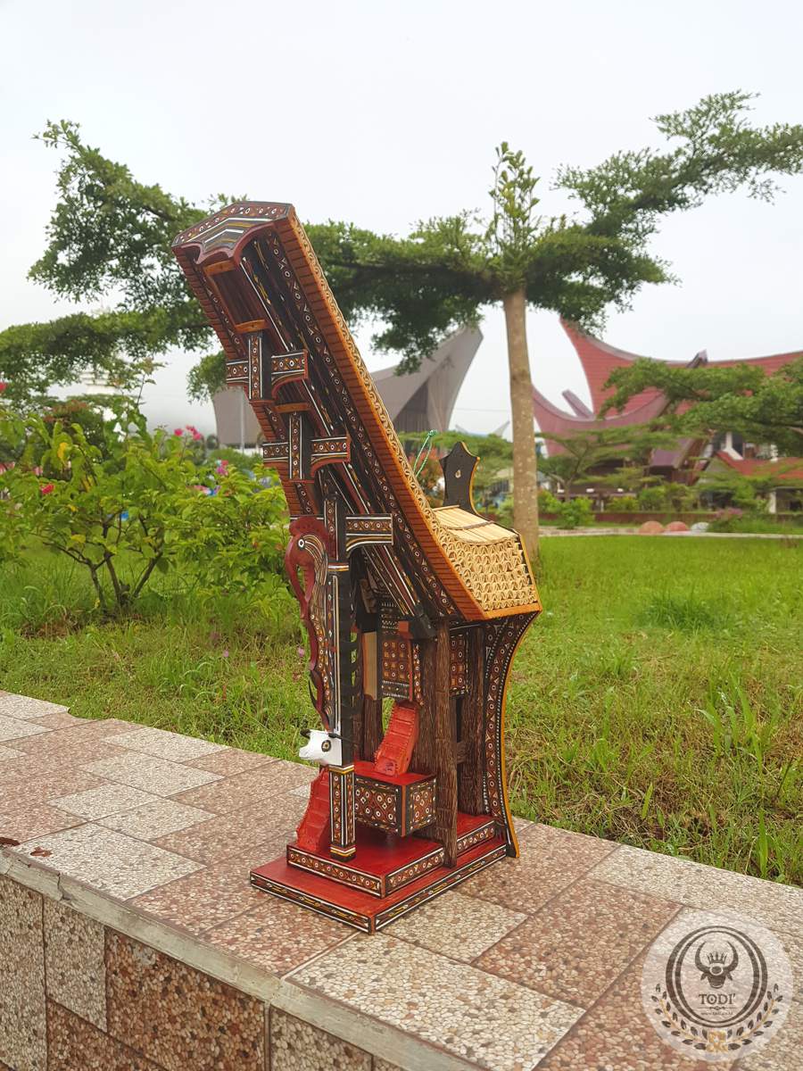 Miniatur Rumah Tongkonan Toraja - Gantungan Dinding (Tinggi 45cm) (5) Miniatur Rumah Tongkonan Toraja - Gantungan Dinding (Tinggi 45cm) (5)