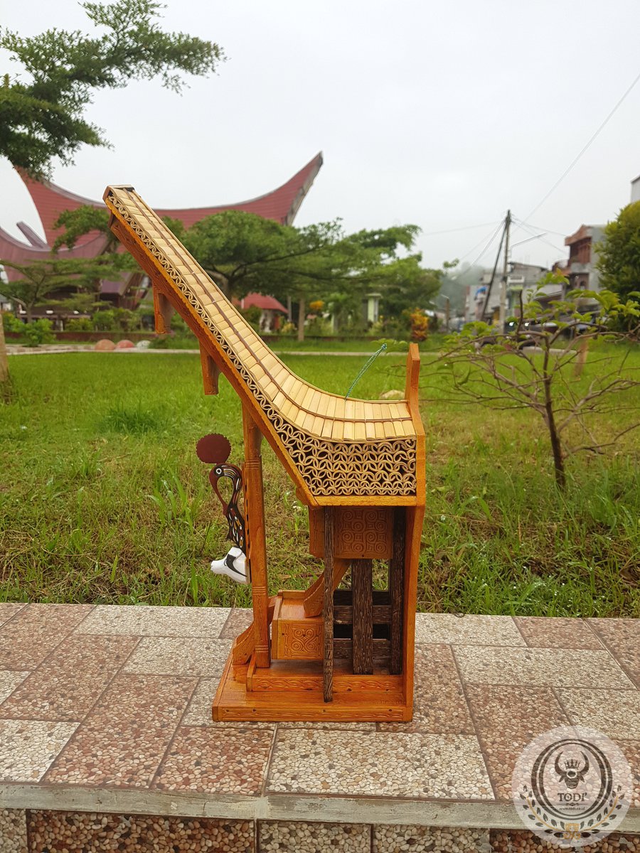 Miniature Toraja Tongkonan House – Wall Hanging (Height 45cm) Miniature Toraja Tongkonan House – Wall Hanging (Height 45cm)