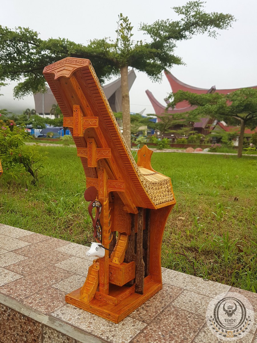 Miniature Toraja Tongkonan House – Wall Hanging (Height 45cm) Miniature Toraja Tongkonan House – Wall Hanging (Height 45cm)