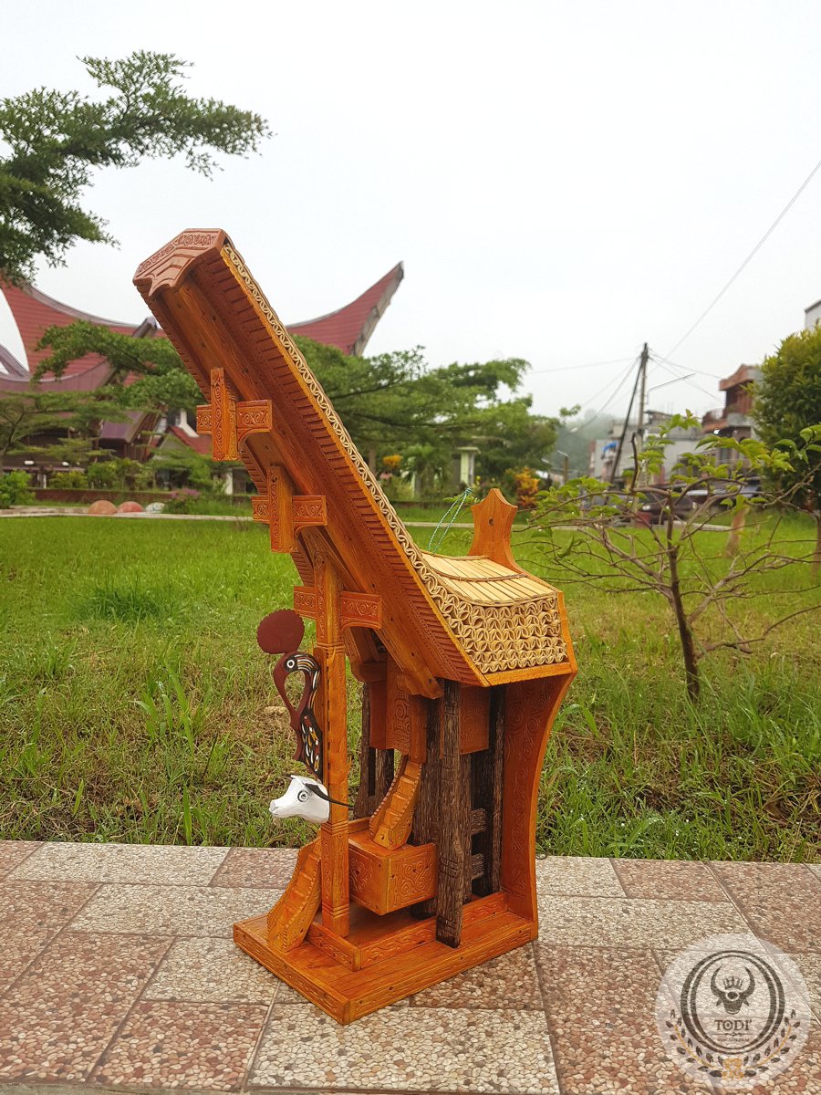 Miniature Toraja Tongkonan House – Wall Hanging (Height 45cm) Miniature Toraja Tongkonan House – Wall Hanging (Height 45cm)