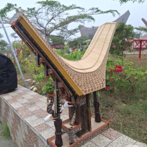 Miniatur Rumah Tongkonan Toraja Besar (Tinggi 74cm x Lebar 30cm)