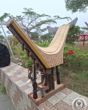 Miniatur Rumah Tongkonan Toraja Besar (Tinggi 74cm x Lebar 30cm)