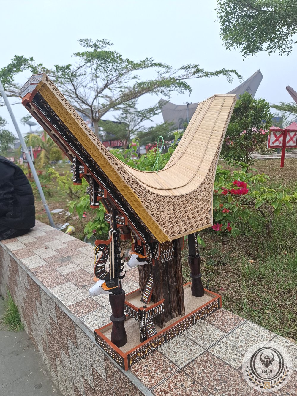 Miniatur Rumah Tongkonan Toraja Besar (Tinggi 74cm x Lebar 30cm) Miniatur Rumah Tongkonan Toraja Besar (Tinggi 74cm x Lebar 30cm)