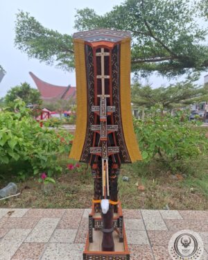 Miniatur Rumah Tongkonan Toraja Besar (Tinggi 74cm x Lebar 30cm)