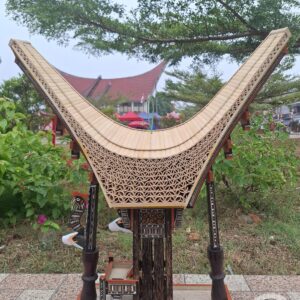 Miniatur Rumah Tongkonan Toraja Besar (Tinggi 74cm x Lebar 30cm) (3) Miniatur Rumah Tongkonan Toraja Besar (Tinggi 74cm x Lebar 30cm)