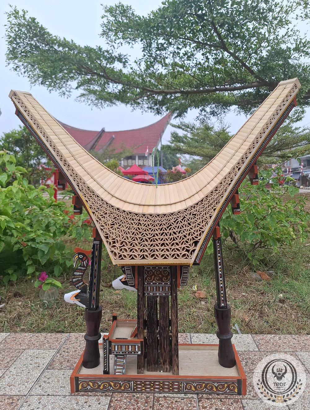 Miniatur Rumah Tongkonan Toraja Besar (Tinggi 74cm x Lebar 30cm) (3) Miniatur Rumah Tongkonan Toraja Besar (Tinggi 74cm x Lebar 30cm)