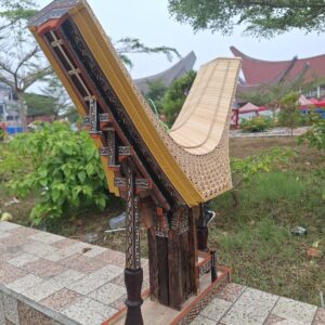 Miniatur Rumah Tongkonan Toraja Besar (Tinggi 74cm x Lebar 30cm) (4) Miniatur Rumah Tongkonan Toraja Besar (Tinggi 74cm x Lebar 30cm)