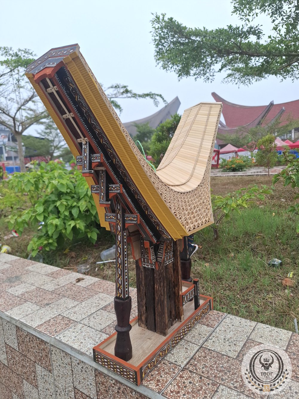 Miniatur Rumah Tongkonan Toraja Besar (Tinggi 74cm x Lebar 30cm) (4) Miniatur Rumah Tongkonan Toraja Besar (Tinggi 74cm x Lebar 30cm)