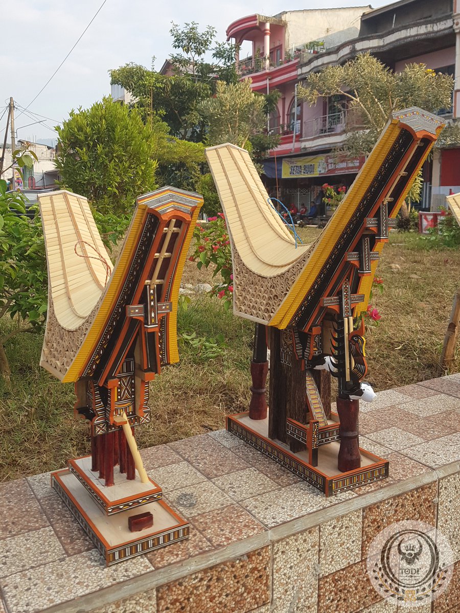 A pair Toraja Tongkonan House and Rice Barn Miniature
