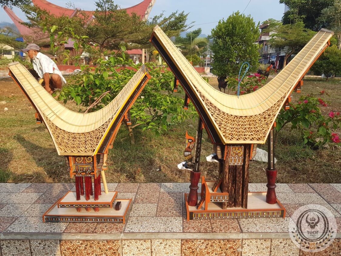 A pair Toraja Tongkonan House and Rice Barn Miniature A pair Toraja Tongkonan House and Rice Barn Miniature