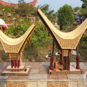 A pair Toraja Tongkonan House and Rice Barn Miniature